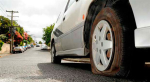 hay gente que `pueda pinchar tu rueda a propósito para luego ofrecerte su ayuda (foto: UPSOCL)