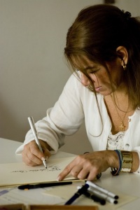 María Esther Moya, realiza caligrafía artística y doodling.