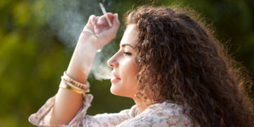 mujer fumando