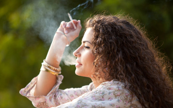 mujer fumando
