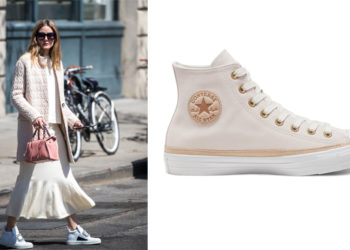 Olivia Palermo con un look general blanco y zapatillas Converse
