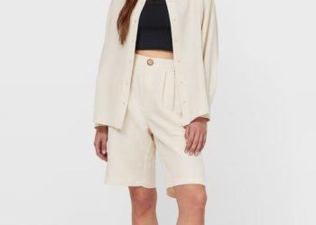 Esa camisa de primavera que has estado buscando durante años está en Stradivarius y es genial para tu look con jeans