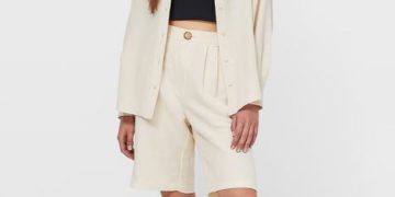 Esa camisa de primavera que has estado buscando durante años está en Stradivarius y es genial para tu look con jeans