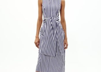 Este vestido con rayas verticales de Sfera nos enamoró porque estiliza al máximo la figura y la rejuvenece de los años 50