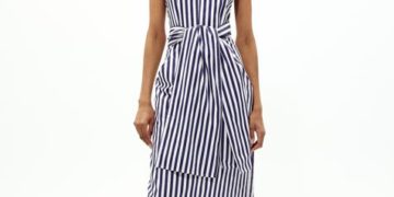 Este vestido con rayas verticales de Sfera nos enamoró porque estiliza al máximo la figura y la rejuvenece de los años 50