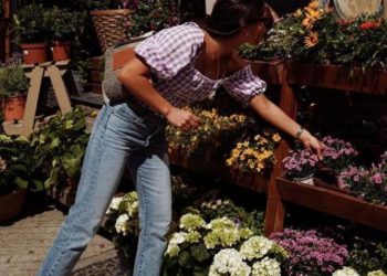 Esta blusa de cuadros vichy es una de esas prendas que no te quitarás en toda la temporada.  Puede encontrarlo en Uterq & uuml;  mi.