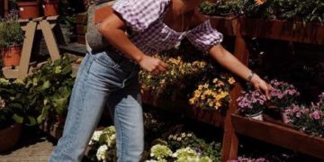 Esta blusa de cuadros vichy es una de esas prendas que no te quitarás en toda la temporada.  Puede encontrarlo en Uterq & uuml;  mi.