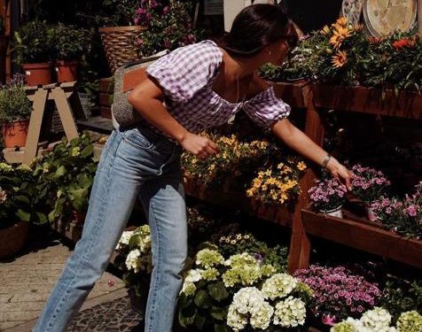 Esta blusa de cuadros vichy es una de esas prendas que no te quitarás en toda la temporada.  Puede encontrarlo en Uterq & uuml;  mi.