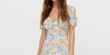 El vestido midi tiene mangas cortas abullonadas.