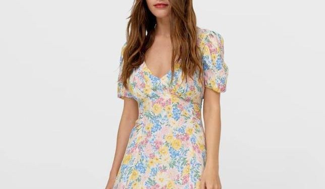 El vestido midi tiene mangas cortas abullonadas.