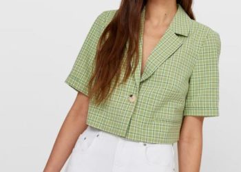 No encontrarás un blazer cropped más original y bonito que el que acaba de llegar a Stradivarius