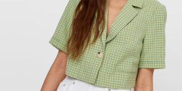 No encontrarás un blazer cropped más original y bonito que el que acaba de llegar a Stradivarius