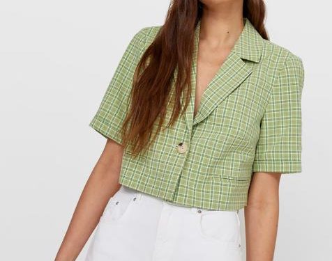 No encontrarás un blazer cropped más original y bonito que el que acaba de llegar a Stradivarius