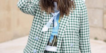 El traje de cuadros que lleva Laura Matamoros está agotado en Uterq.