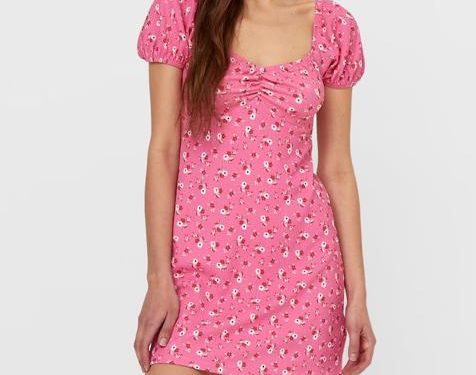 Este vestido corto, con mangas abullonadas y cuello en V es muy cómodo y favorecedor.