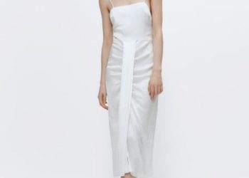 Todo lo que quieres ponerte esta primavera es el look totalmente blanco de Uterqüe con caftán y vestido