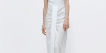 Todo lo que quieres ponerte esta primavera es el look totalmente blanco de Uterqüe con caftán y vestido