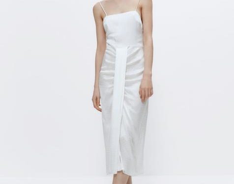 Todo lo que quieres ponerte esta primavera es el look totalmente blanco de Uterqüe con caftán y vestido