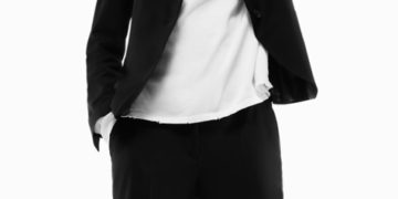 Combinación de traje negro y camiseta con el logo de Zara.