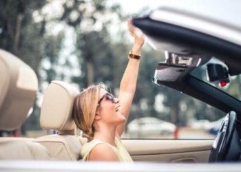 ¿Qué aparece cuando buscas en Google ‘mujeres y autos’?