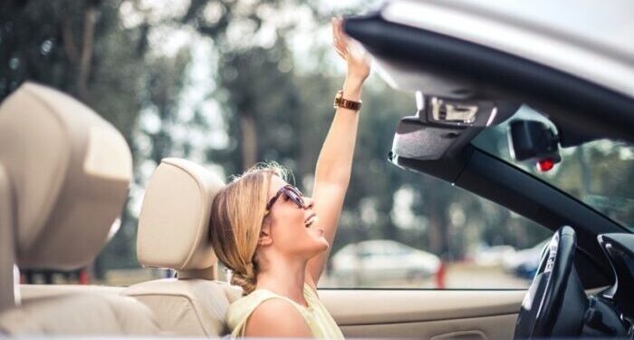 ¿Qué aparece cuando buscas en Google ‘mujeres y autos’?