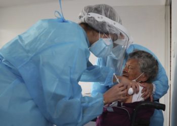 Un ejemplo para los rezagados: mujer de 97 años llegó a vacunarse en Puente Alto gracias a operativo móvil