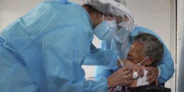 Un ejemplo para los rezagados: mujer de 97 años llegó a vacunarse en Puente Alto gracias a operativo móvil