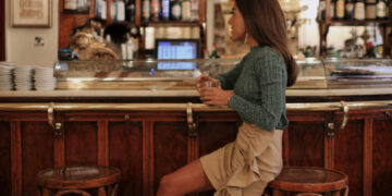 Cinco looks con faldas que triunfarán este invierno (y olvídate de los vaqueros)