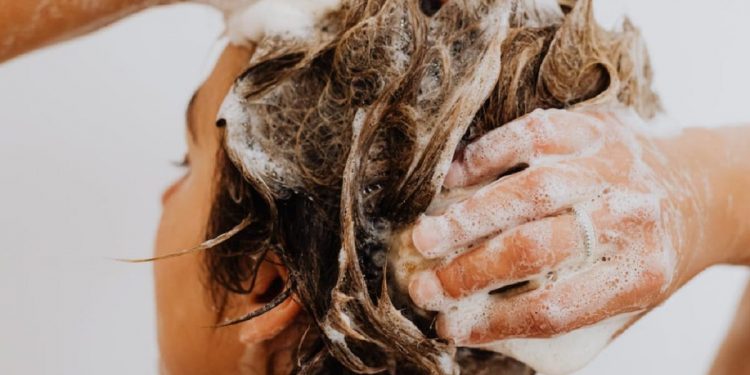Mi cabello a menudo se cae cuando lo lavo, ¿por qué?