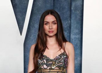 Ana de Armas deslumbra en la fiesta de Vanity Fair con un vestido que recuerda a las vidrieras de las iglesias