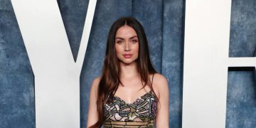 Ana de Armas deslumbra en la fiesta de Vanity Fair con un vestido que recuerda a las vidrieras de las iglesias