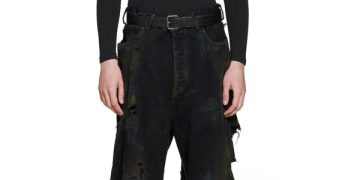 Así son los polémicos vaqueros «de pobre» que Balenciaga vende por 2.000 euros: «Una estafa para ricos»
