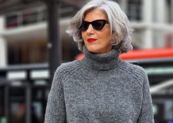 Cómo reutilizar la falda de lentejuelas en un look cómodo y que rejuvenece a los 50