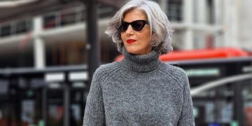 Cómo reutilizar la falda de lentejuelas en un look cómodo y que rejuvenece a los 50