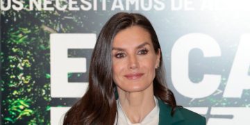 El traje de chaqueta monocolor es tendencia esta primavera, y así lo luce la reina Letizia