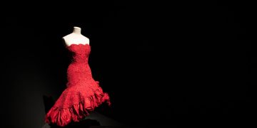 La Alhambra acoge una exposición de moda con exquisitas fotos de Henry Clarke y piezas sublimes de Alta Costura española