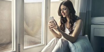 La aplicación que te pone fácil ser infiel sin que tu pareja se entere que arrasa entre las francesas