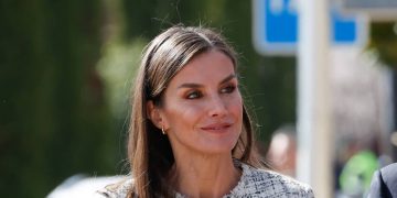 La reina Letizia estrena una chaqueta de tweed, la prenda más versátil del armario de primavera