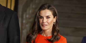 La reina Letizia se viste de naranja y dorado, una combinación 10 para la temporada BBC
