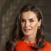 La reina Letizia se viste de naranja y dorado, una combinación 10 para la temporada BBC