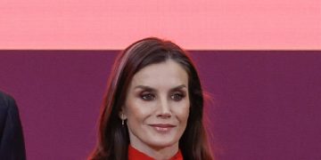 La reina estrena vestido rojo con un detalle que adoran las 'royals'