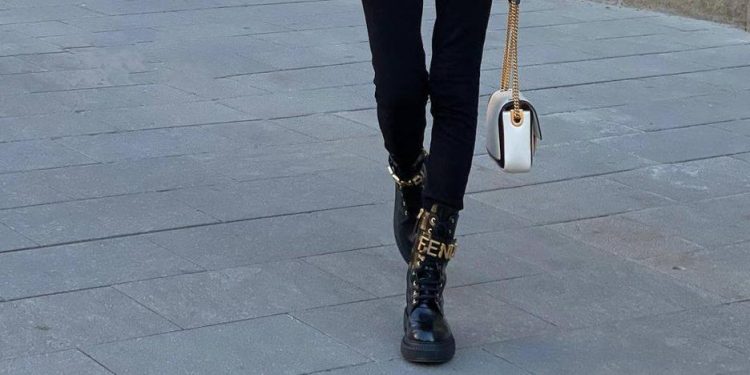 MODA: Botas militares, el truco de estilo de las mujeres de más de 50 para rejuvenecer el look
