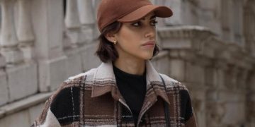 MODA: Necesitas un abrigo de cuadros marrón ponible y favorecedor
