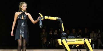 Perros robots sobre la pasarela, el desfile más viral de la Semana de la Moda de París