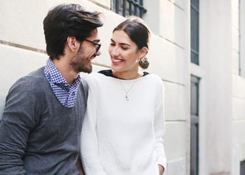 Por qué hay más rupturas sentimentales en primavera: el fenómeno se llama uncuffing