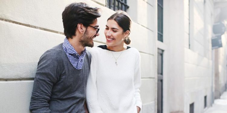 Por qué hay más rupturas sentimentales en primavera: el fenómeno se llama uncuffing