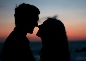 Qué es el beso de Singapur y cómo se practica