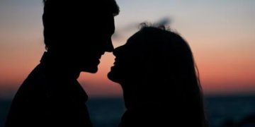 Qué es el beso de Singapur y cómo se practica