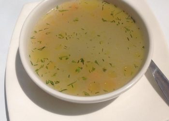 el caldo ligero y depurativo que tienes que meter en tu dieta