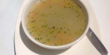 el caldo ligero y depurativo que tienes que meter en tu dieta